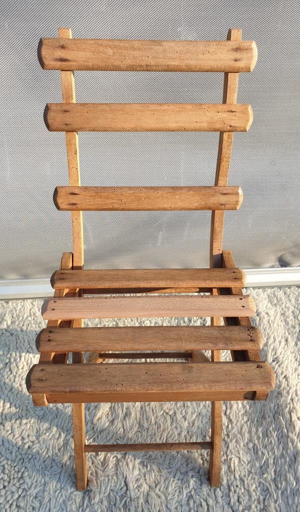 Foldable children's chair with beveled wooden slats
