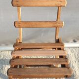 Foldable children's chair with beveled wooden slats