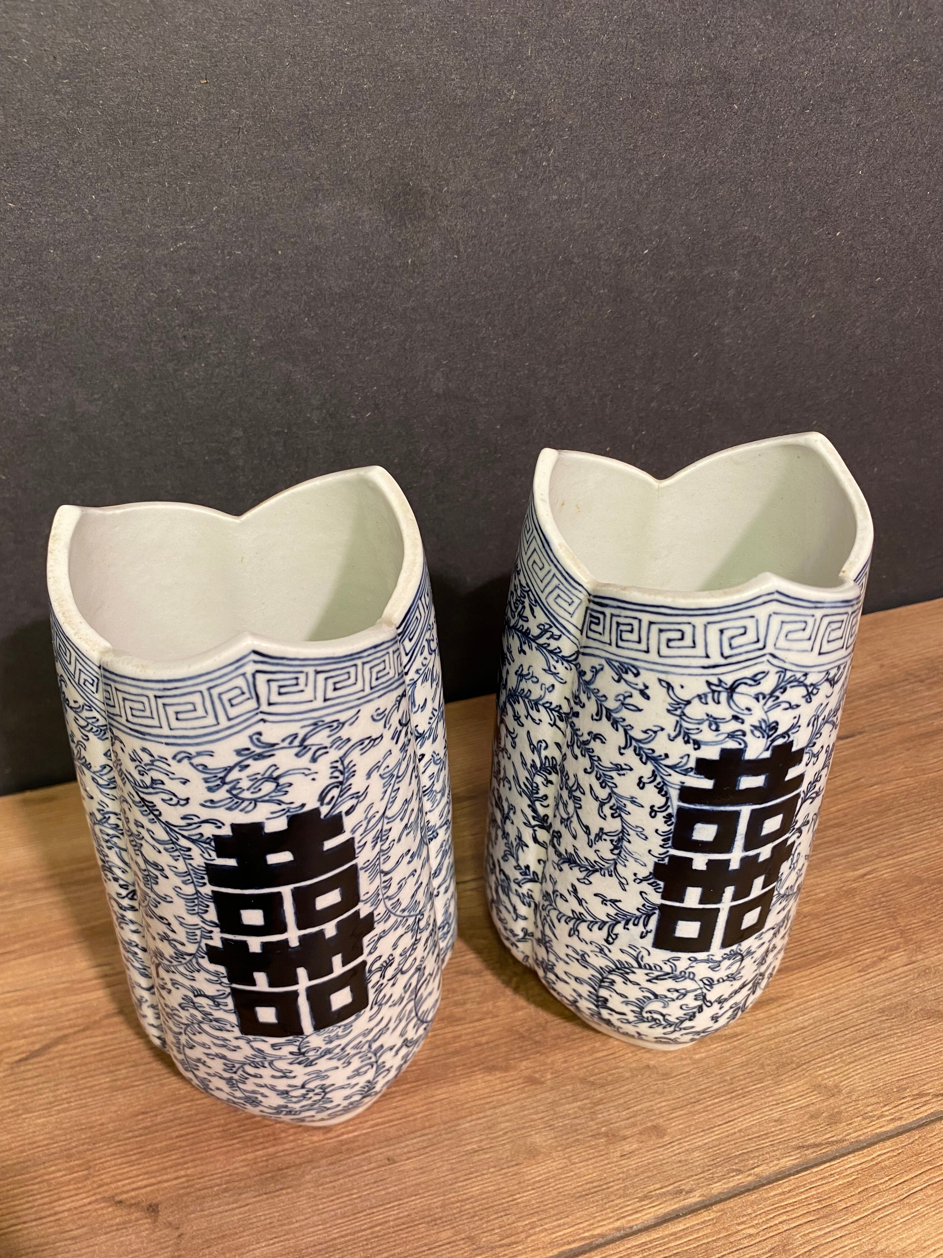 Pair of trilobed Chinese porcelain vases decorated with Chinese ideograms