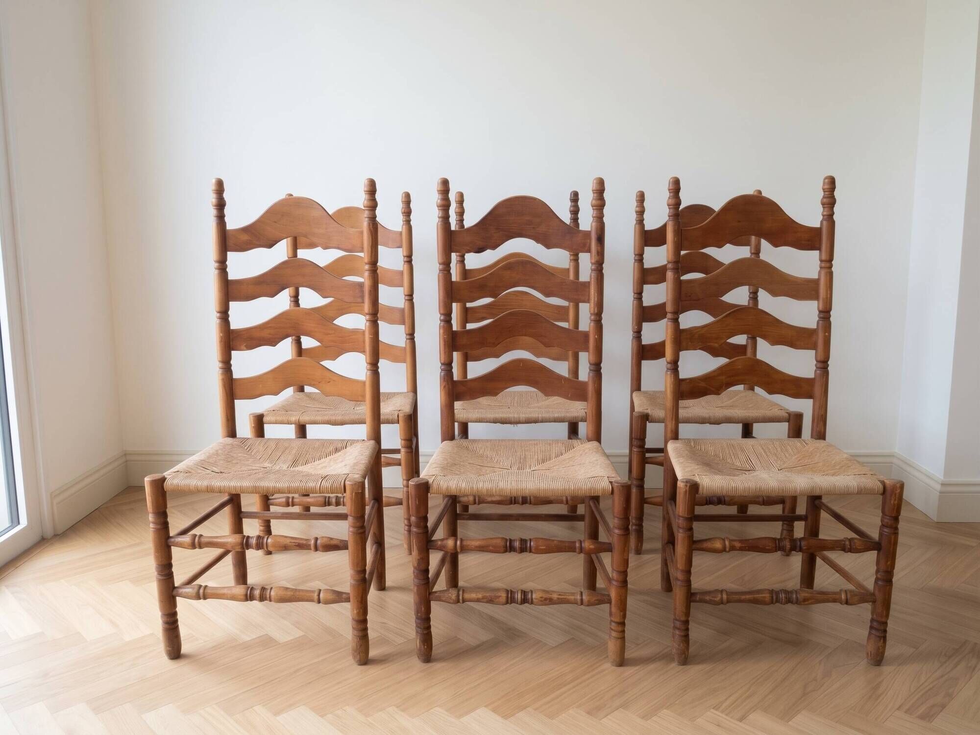 Set of 6 rustic-style chairs in wood and straw.
