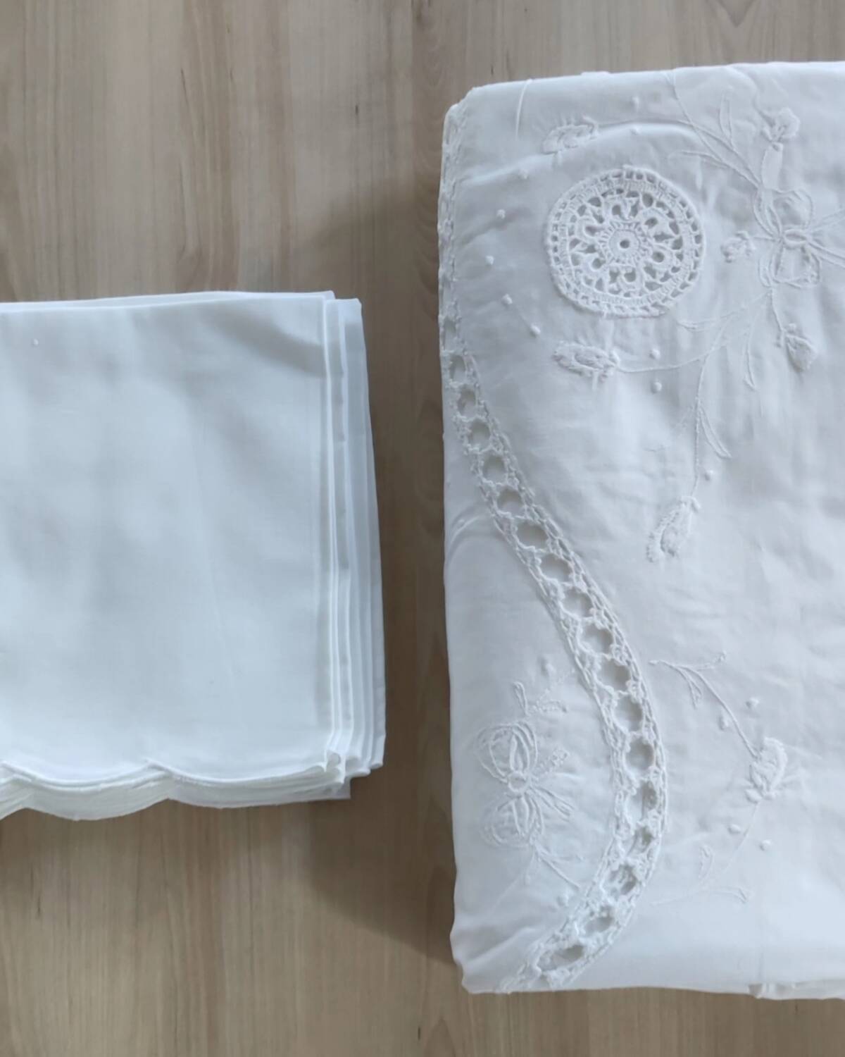 Old tablecloth and 12 napkins, table linen