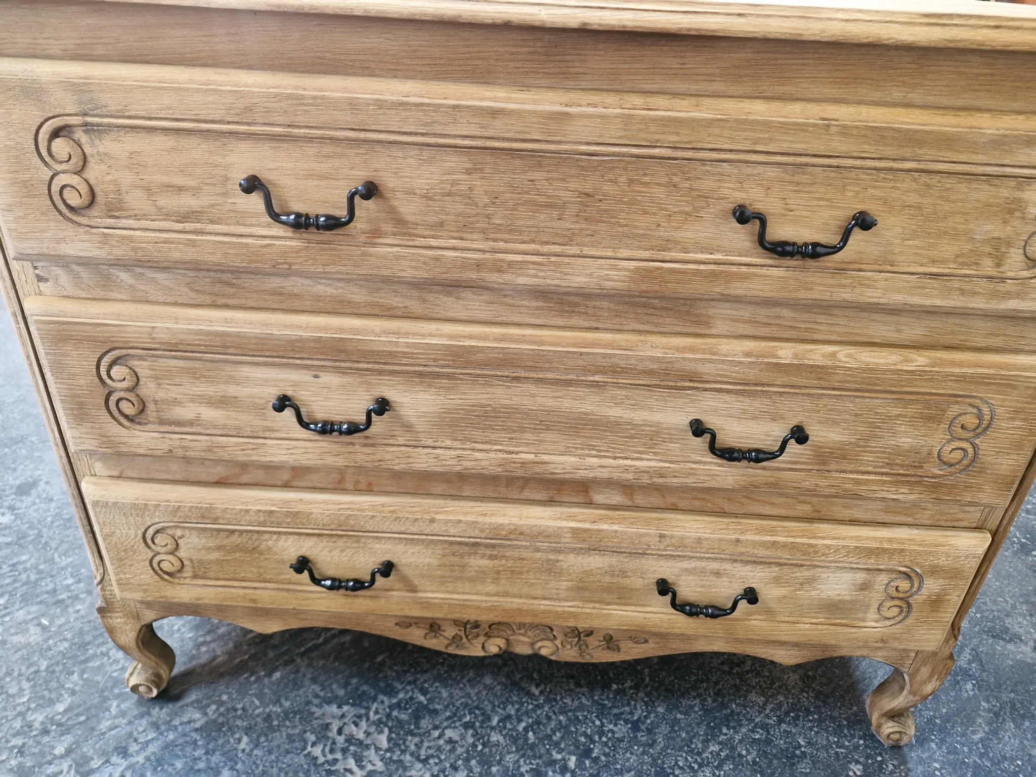 Wooden chest of drawers