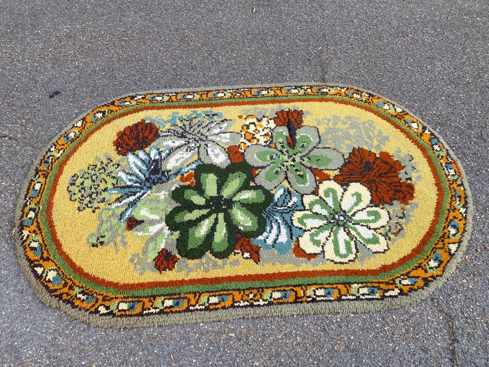 Vintage oval rug from the 70s - Pop flower patterns in green & mustard 185x115.