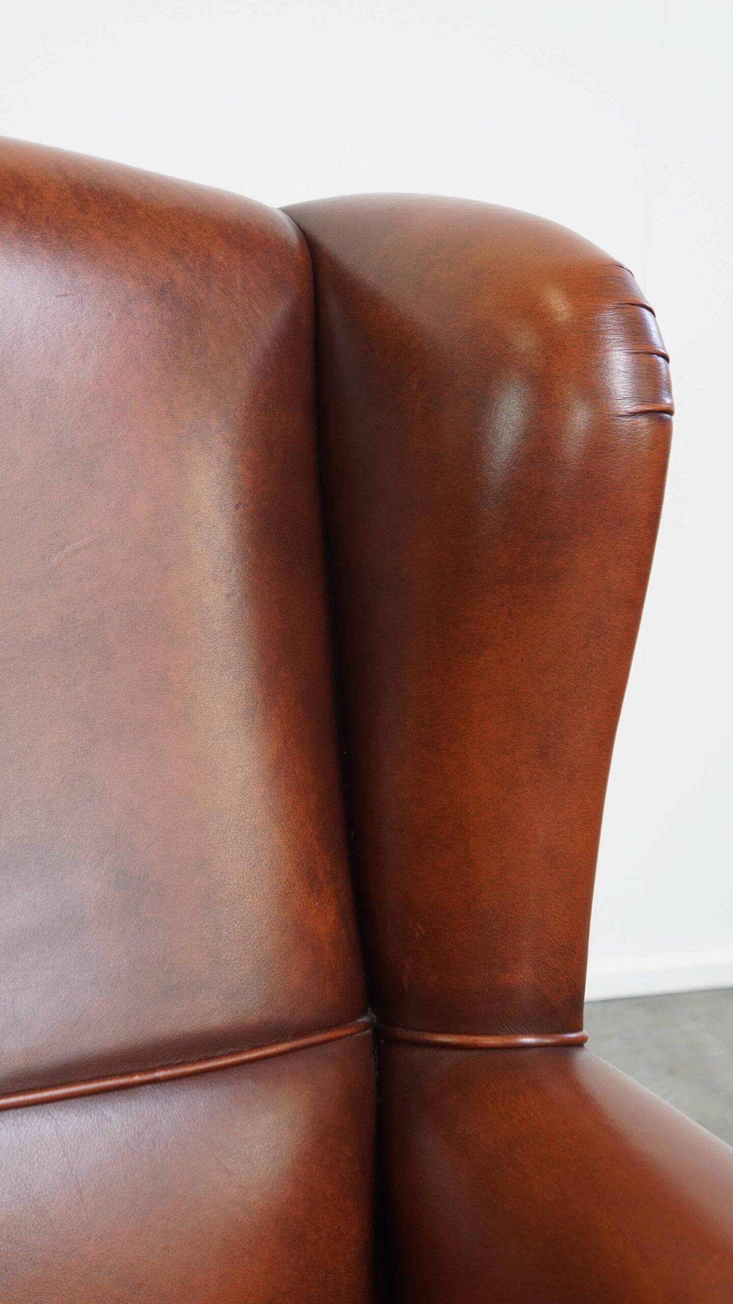 Fauteuil à oreilles de style anglais en cuir de vachette