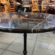 Table en marbre noir.