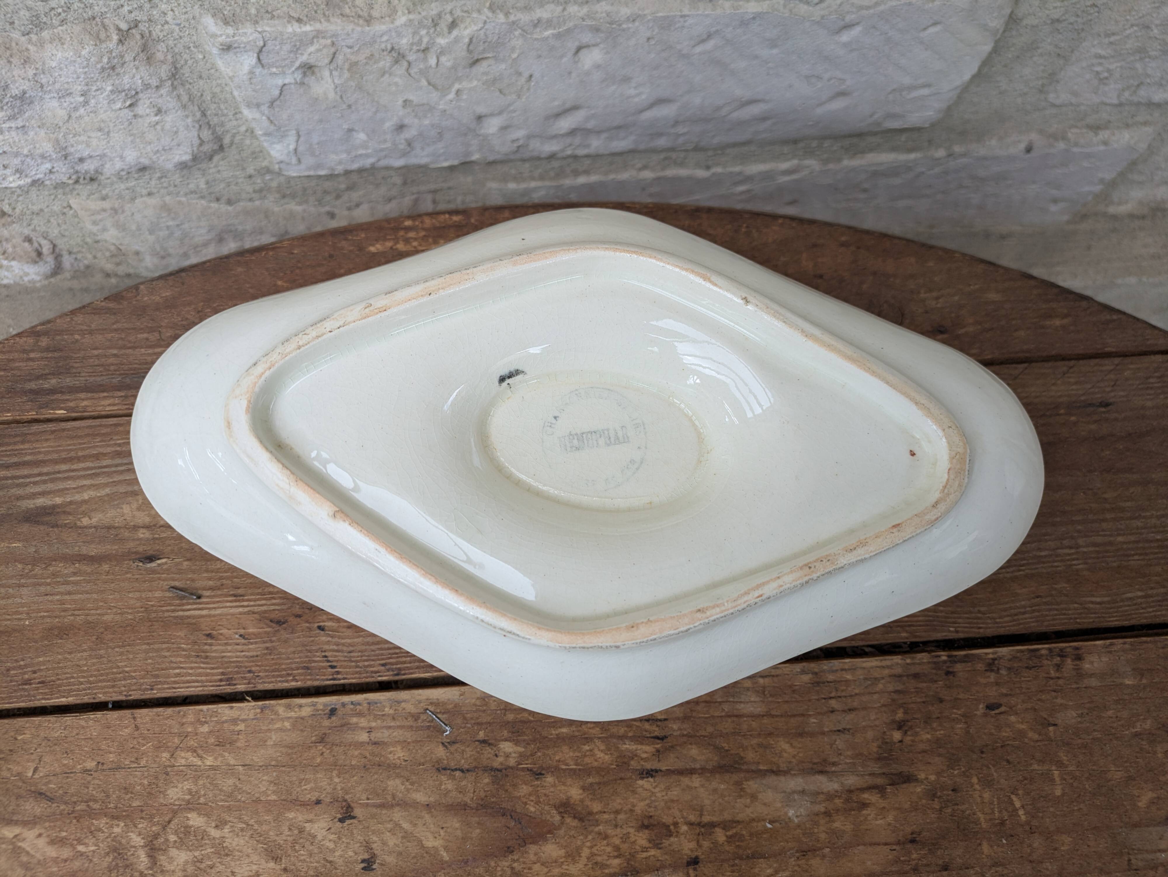 Ancienne saucière sur dormant fixe en Terre de Fer Salins modèle Nénuphar