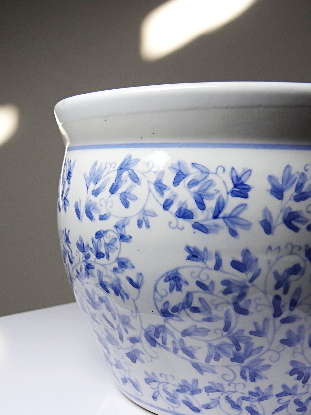 Vintage Chinese cache-pot in blue and white porcelain with a floral design.
