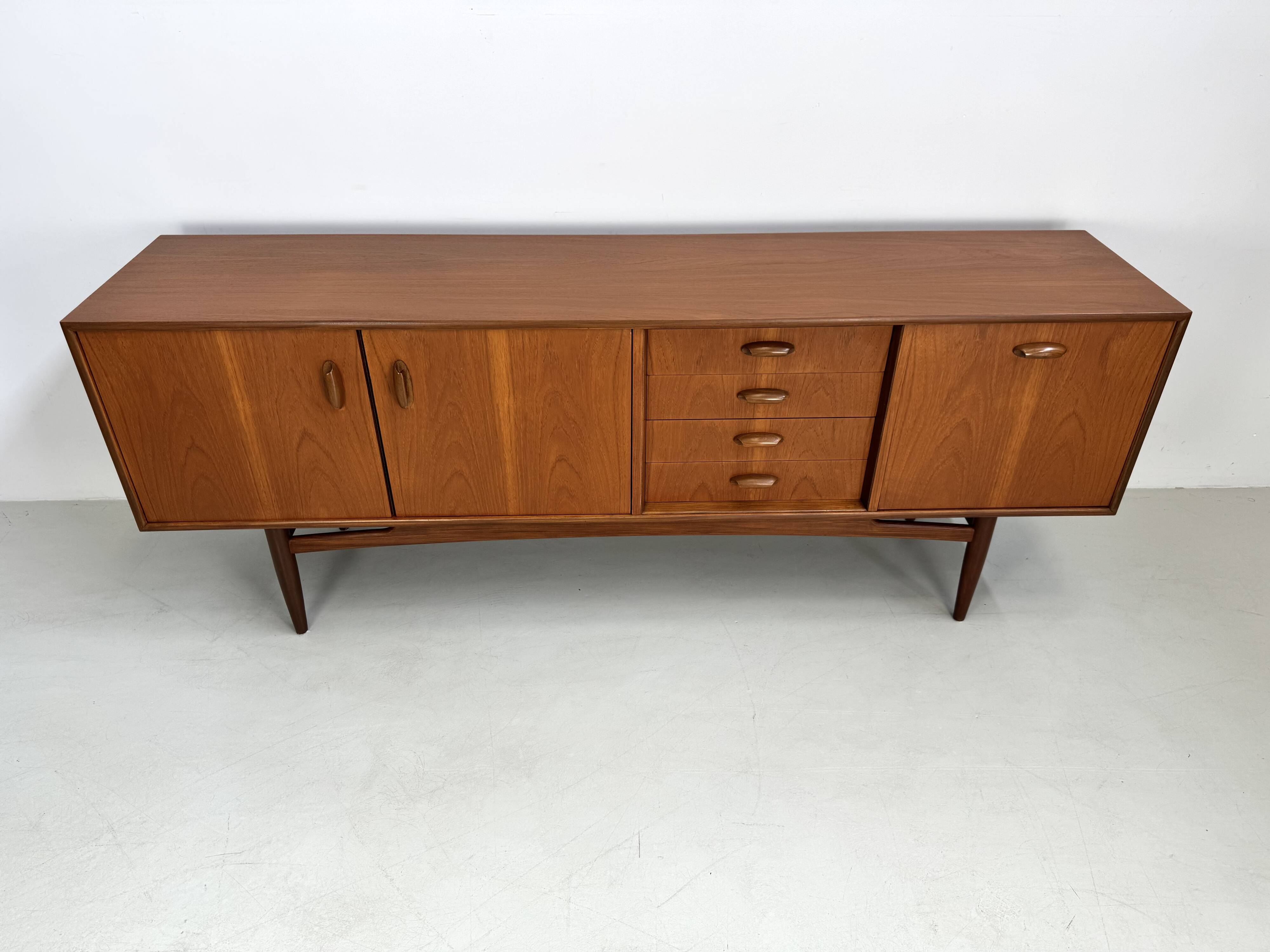 Vintage dressoir van G-Plan design Victor Wilkins uit de "Brasilia"