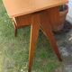 Bureau vintage années 50 pieds compas – bois clair – 100 x 50 cm