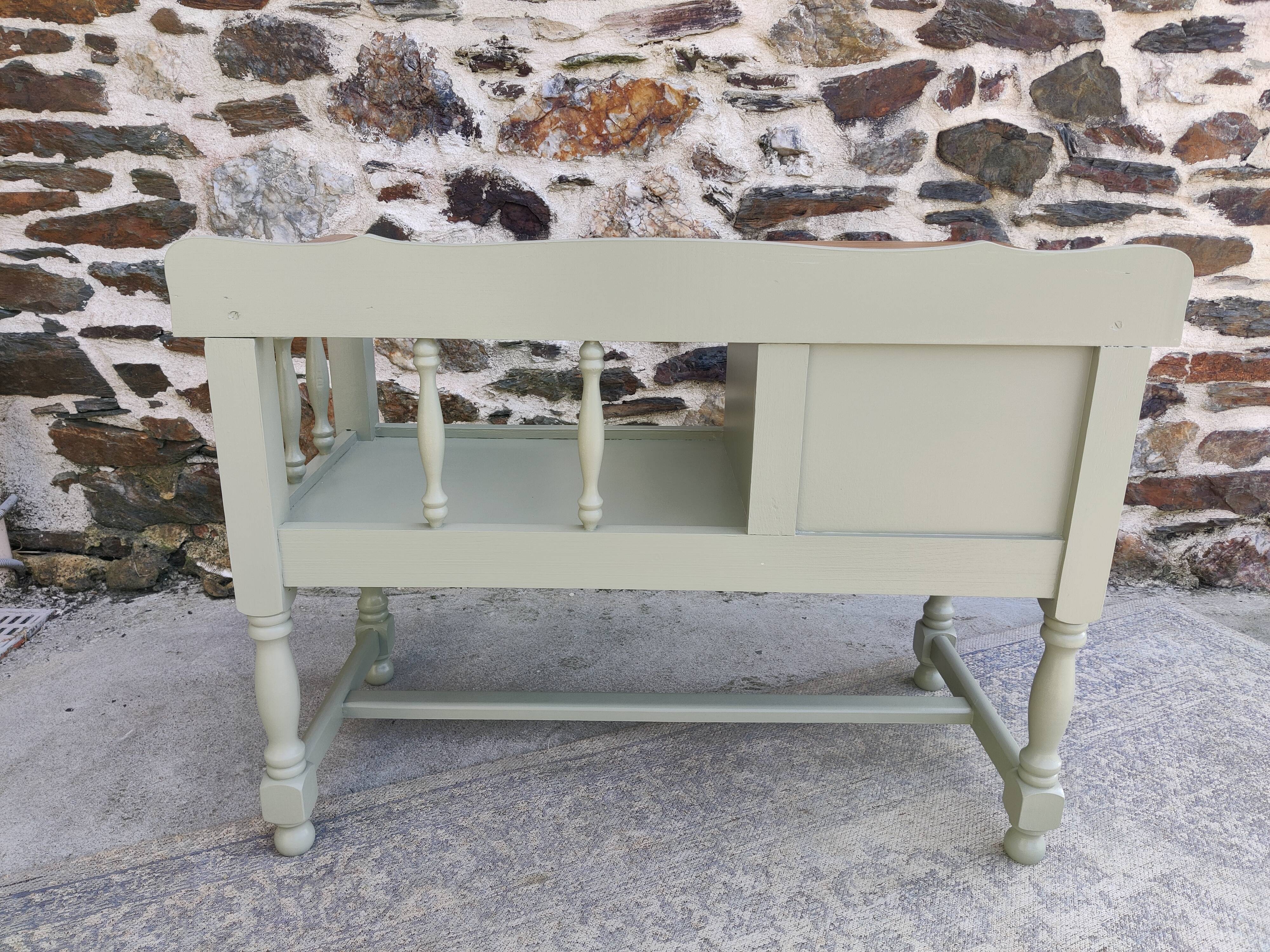 Entrance bench