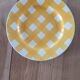 Une assiette plate Sarreguemines jaune et blanc