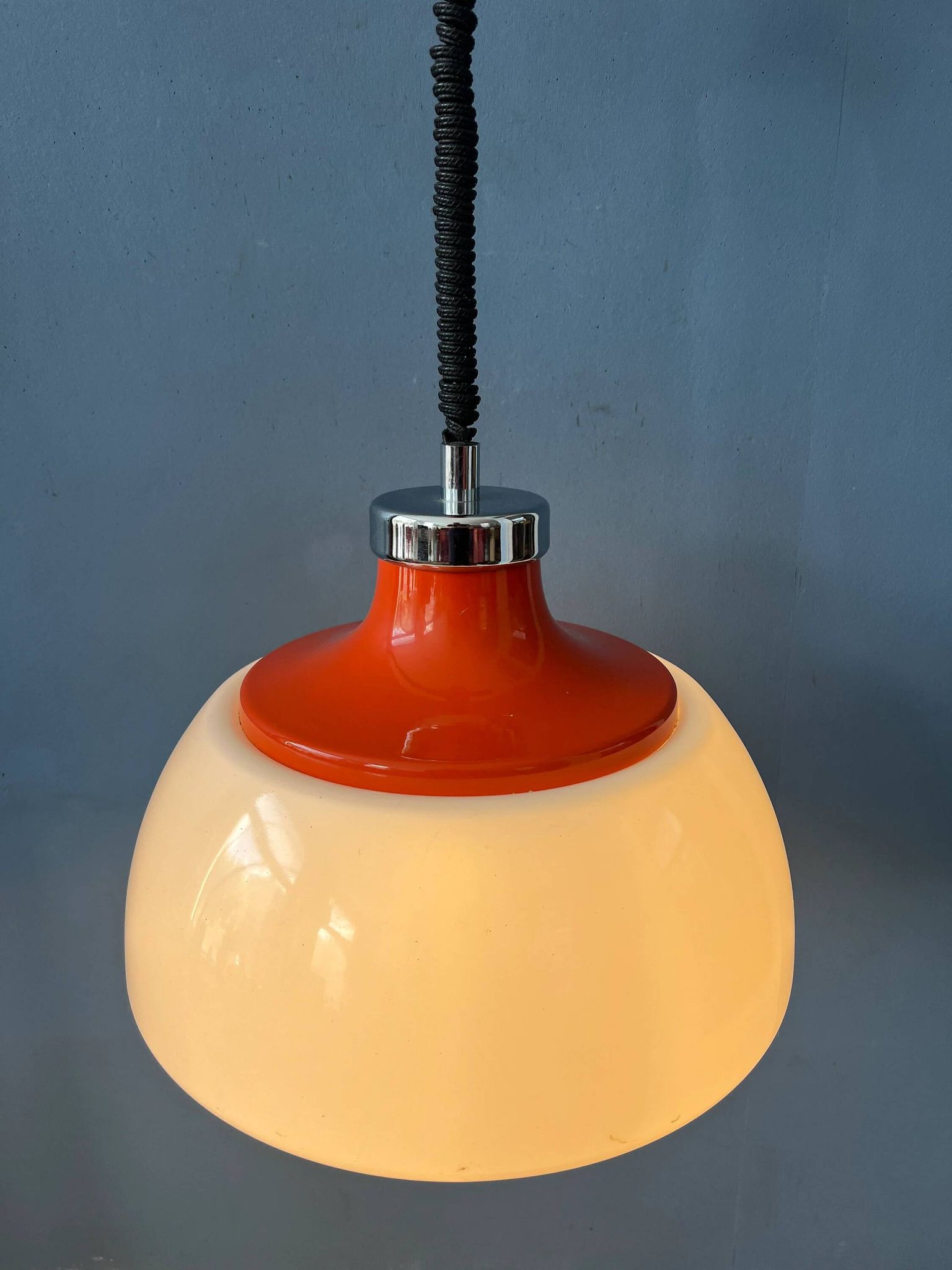 Suspension Space Age massive en plexiglas blanc Mid-Century avec capuchon supérieur rouge