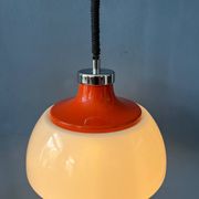 Suspension Space Age massive en plexiglas blanc Mid-Century avec capuchon supérieur rouge