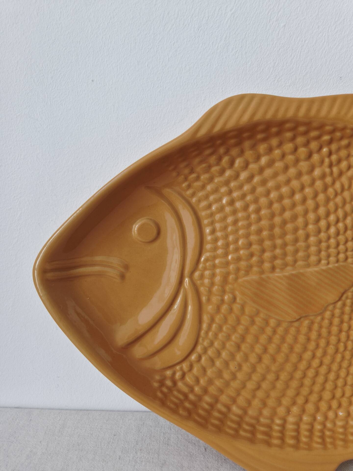 Plat vintage en barbotine poisson