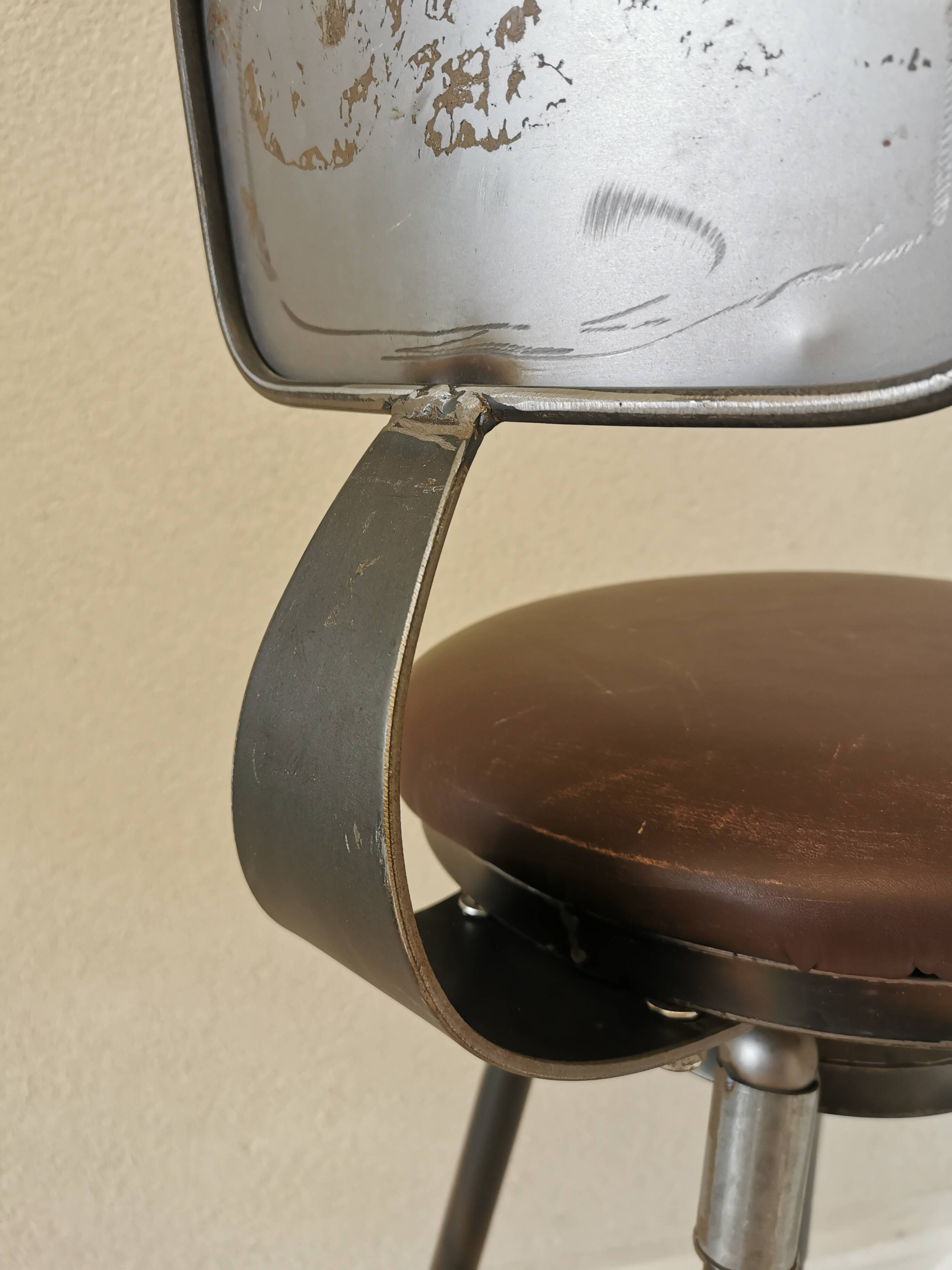 Chaise de bar vintage en métal faite à la main : siège pivotant en cuir à hauteur réglable