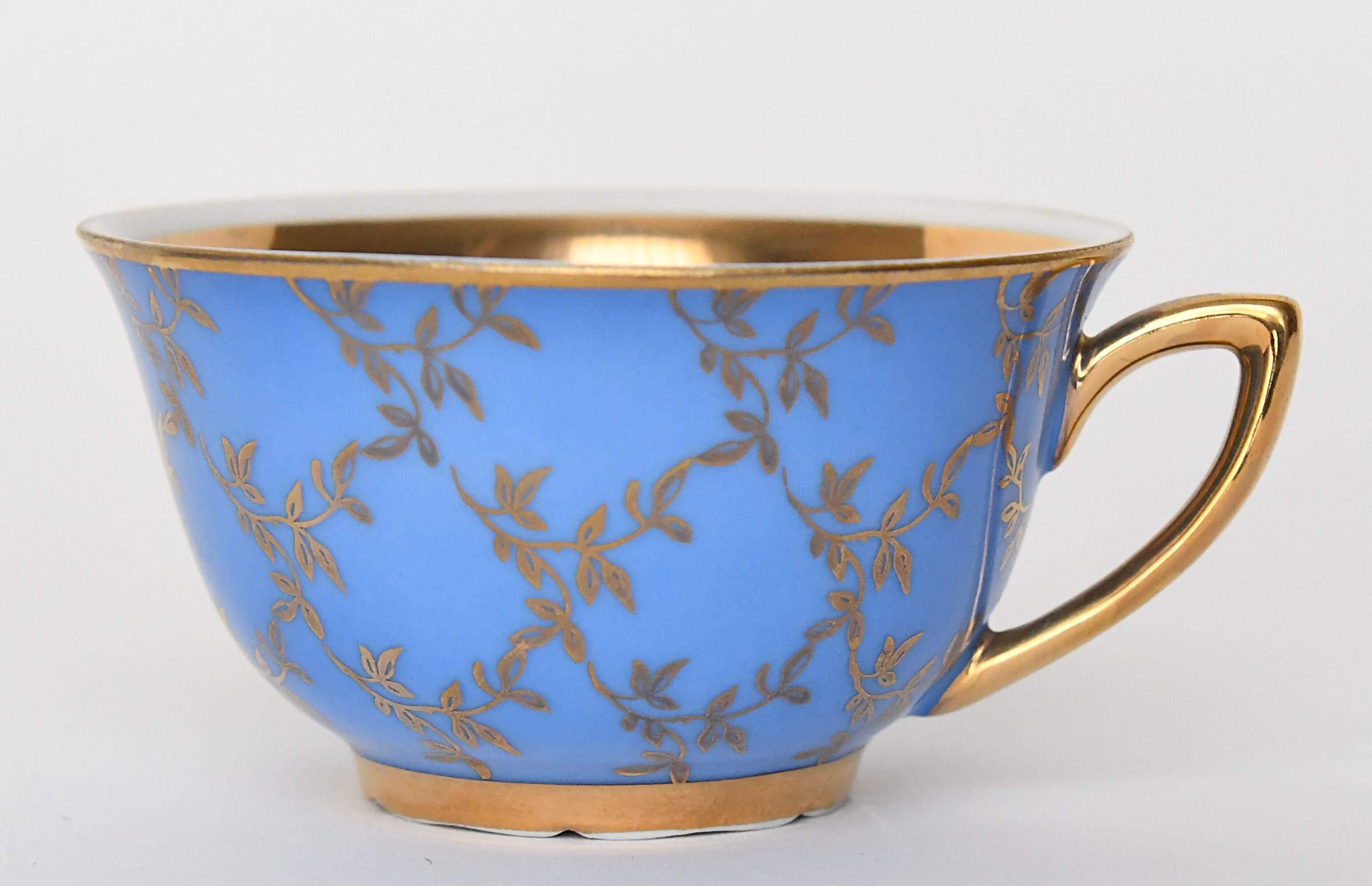 Porcelain cup and undercup