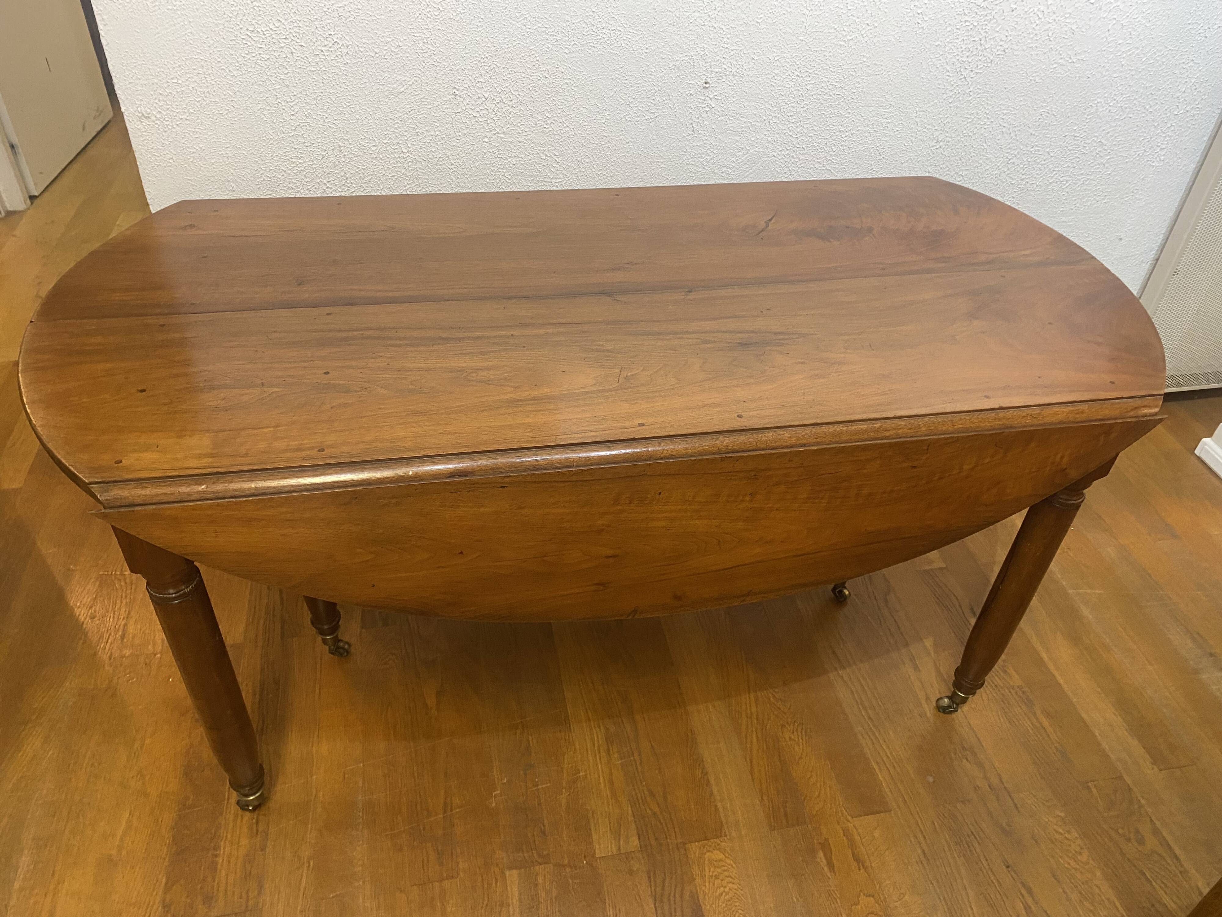 Oval table with 6 legs, 3 extensions, 12 people