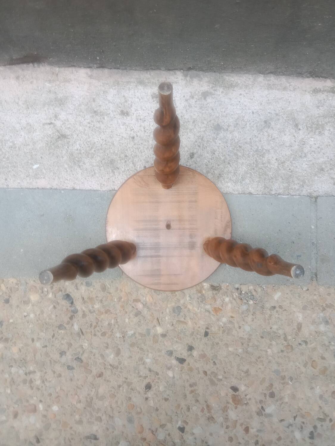 Tabouret tripode bois tourné