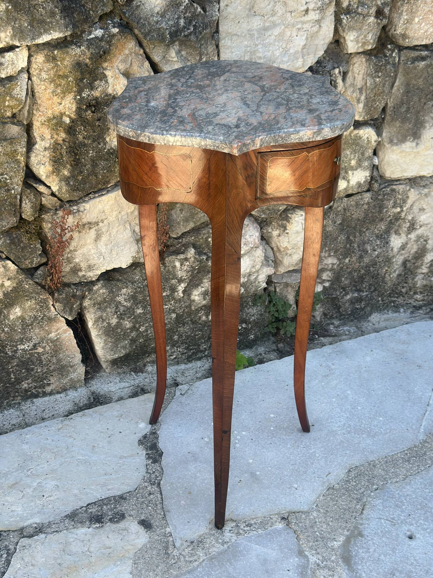 Table volante en Marqueterie de bois précieux de style Louis XV .