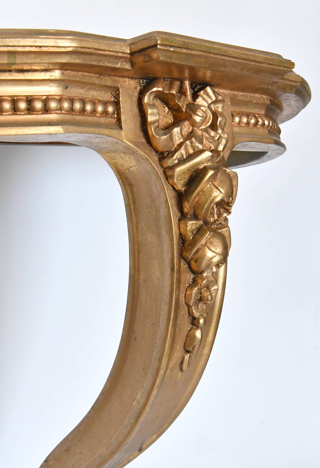 Console d'applique murale en bois sculpté à patine doré