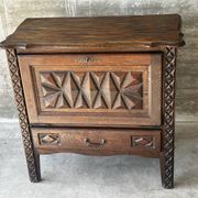 Petit meuble de rangement en chêne sculpté – circa 1930