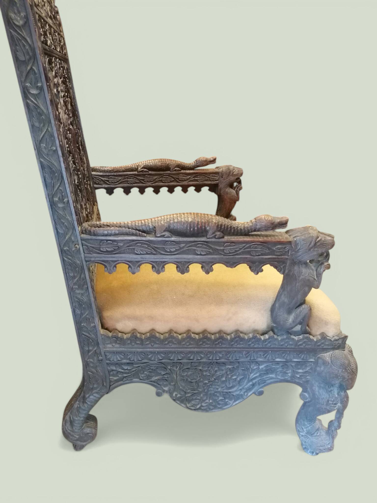 Indian throne chair in carved red wood - Buddhist / Hindu.