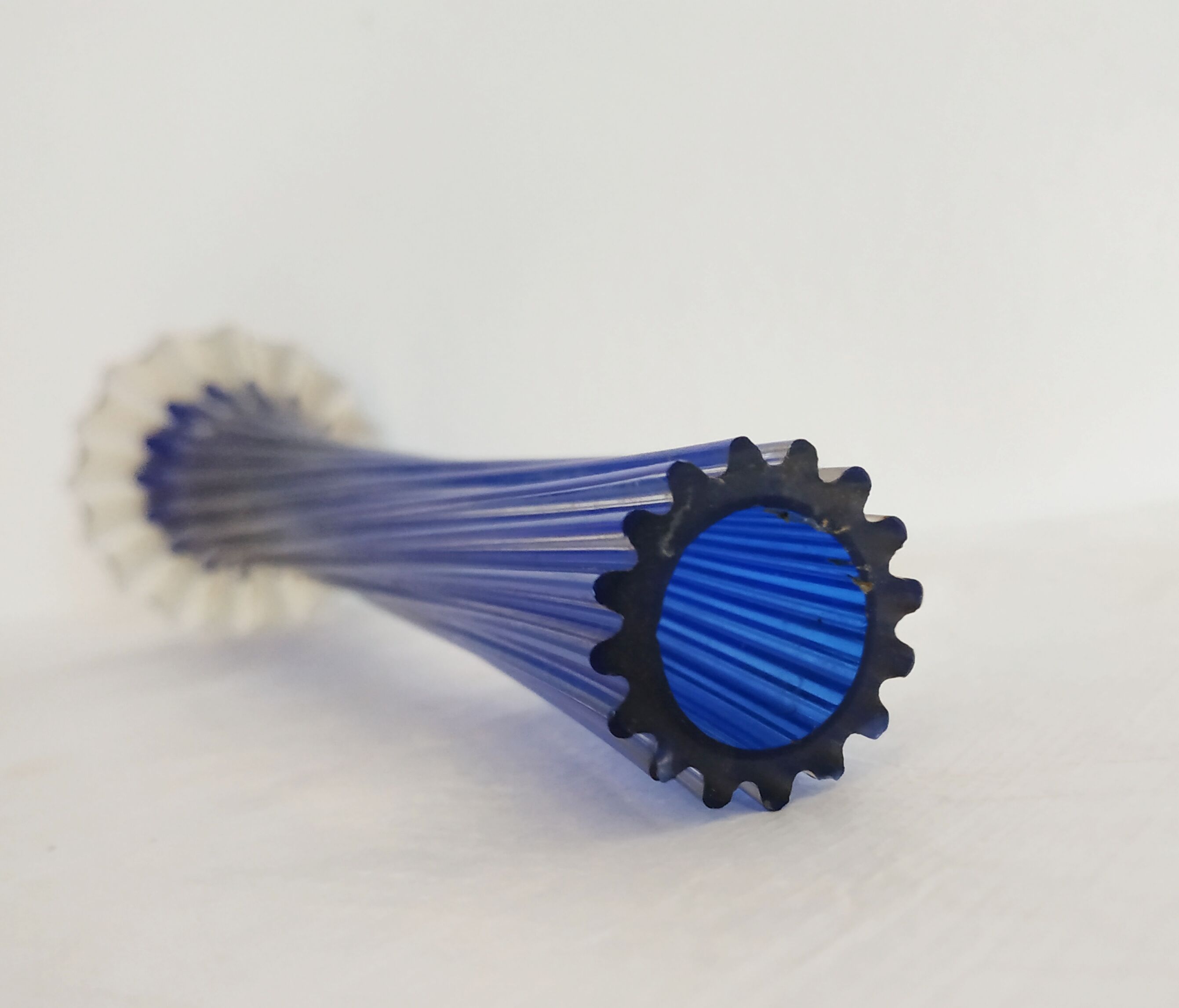 Soliflore in twisted blue glass