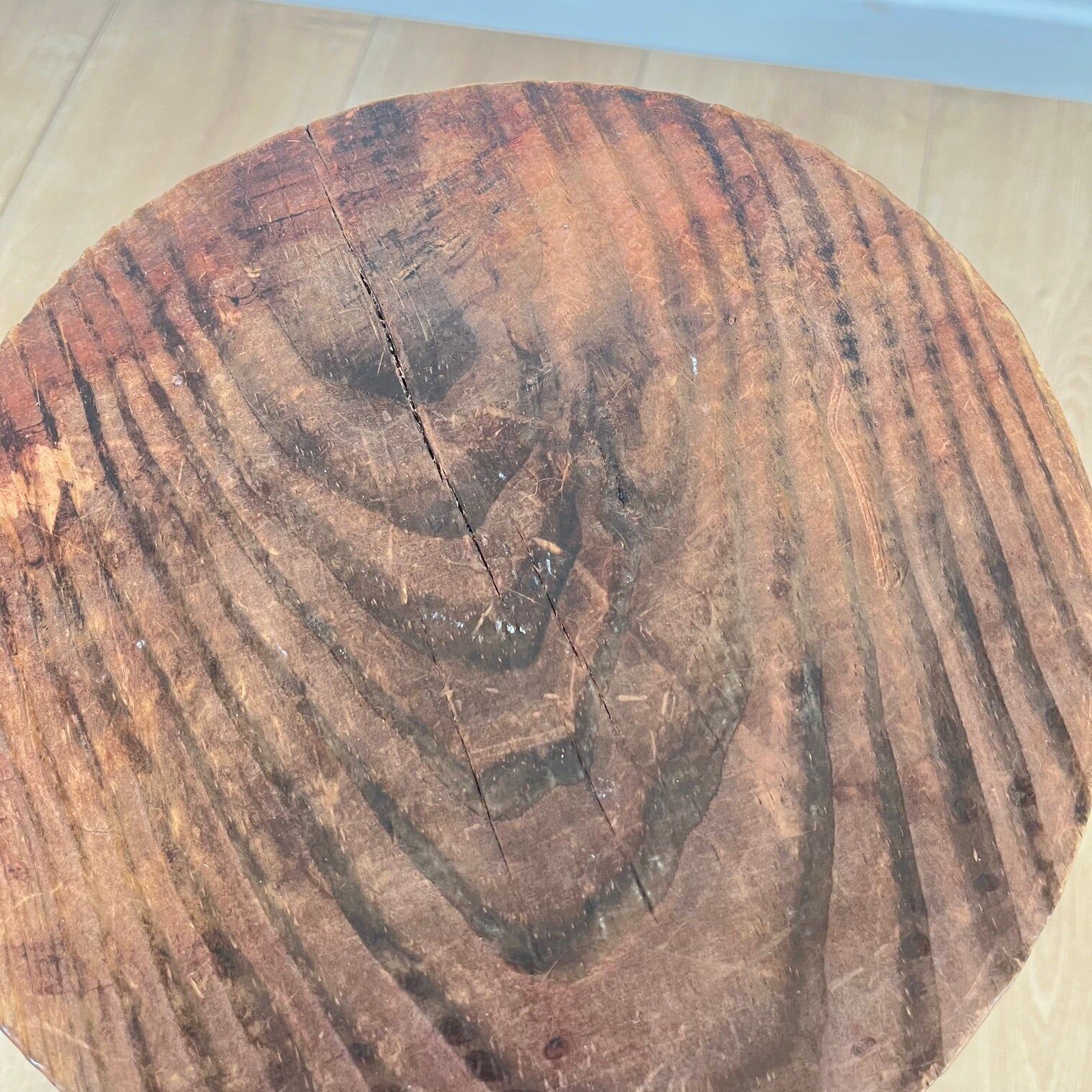 Petit tabouret tripode brutaliste en bois massif