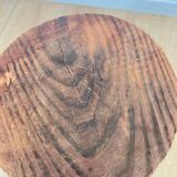 Petit tabouret tripode brutaliste en bois massif