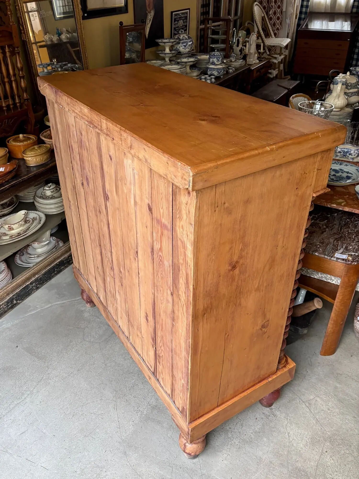 Support furniture, 6-drawer chest in turned pitch pine.