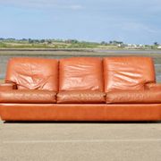 Canapé "space age". Cuir fauve. Circa 1970