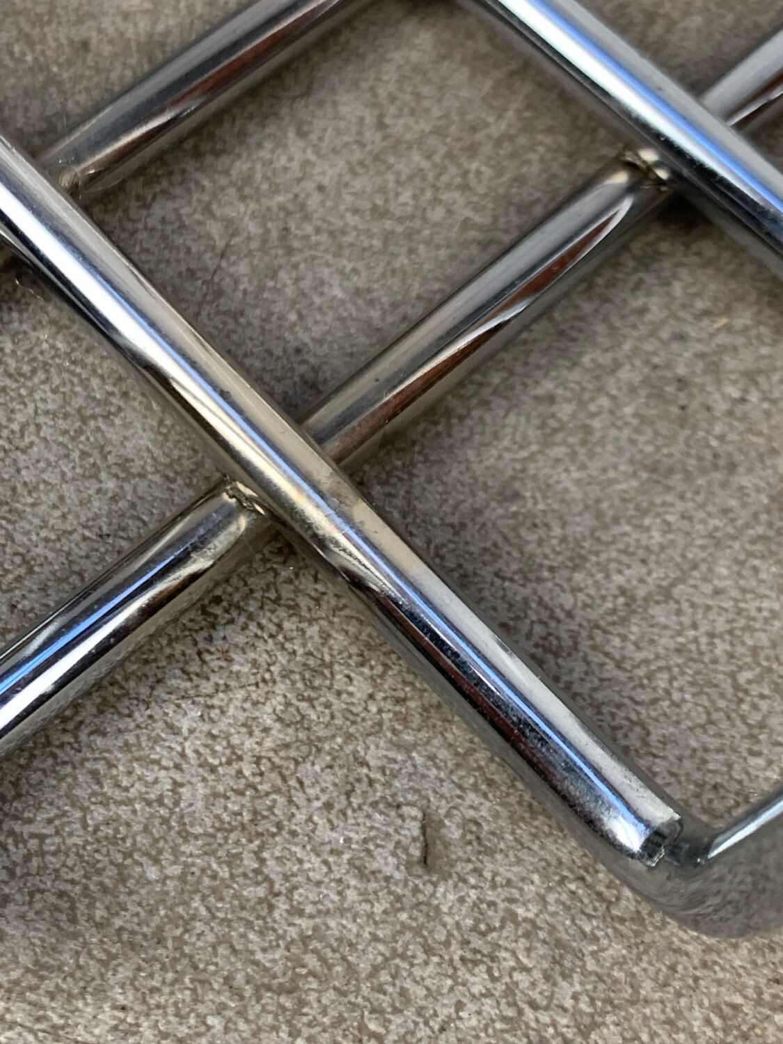 Chrome metal magazine rack by Willy Glaeser for TMP, 1980s.