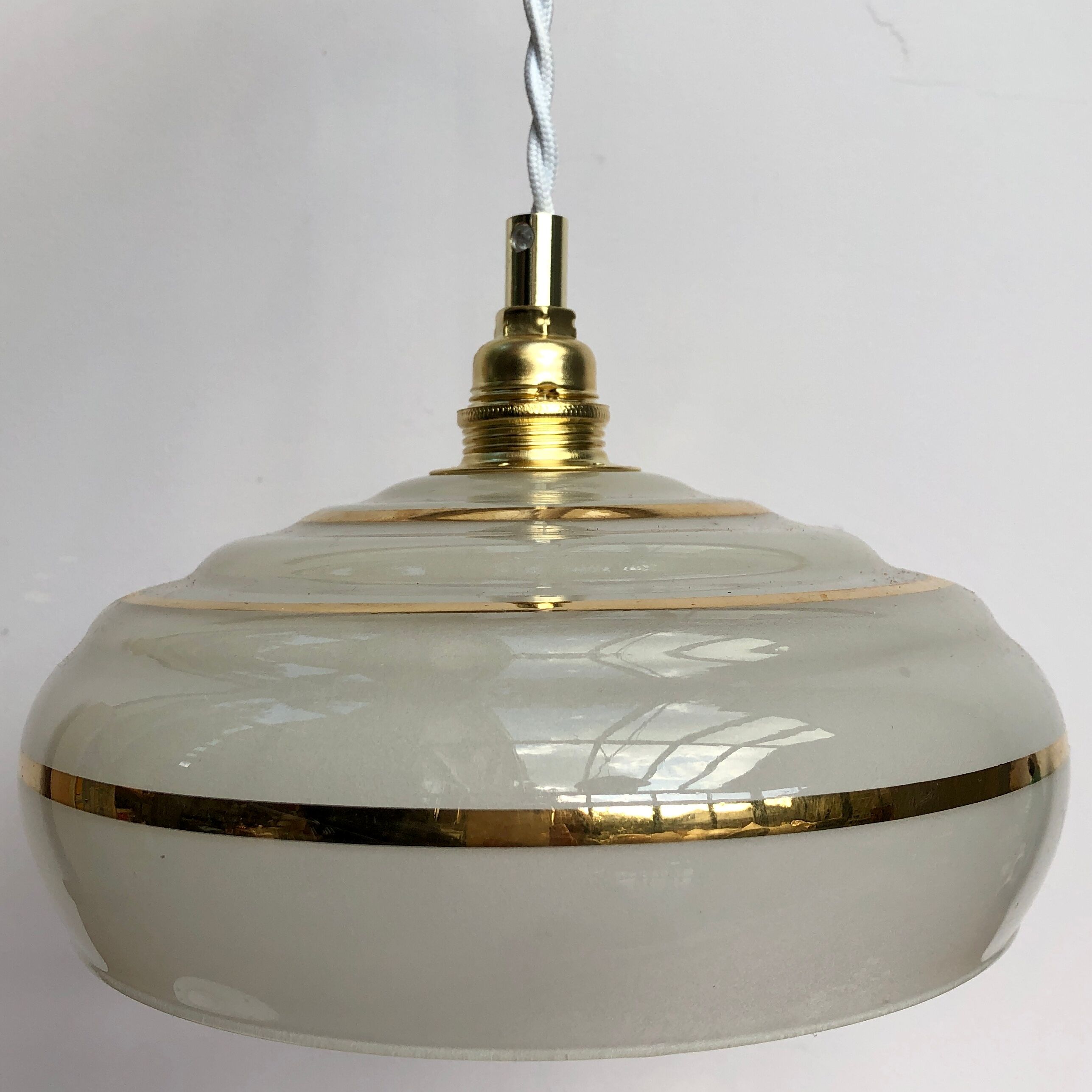 Vintage white and gold glass lampshade suspension