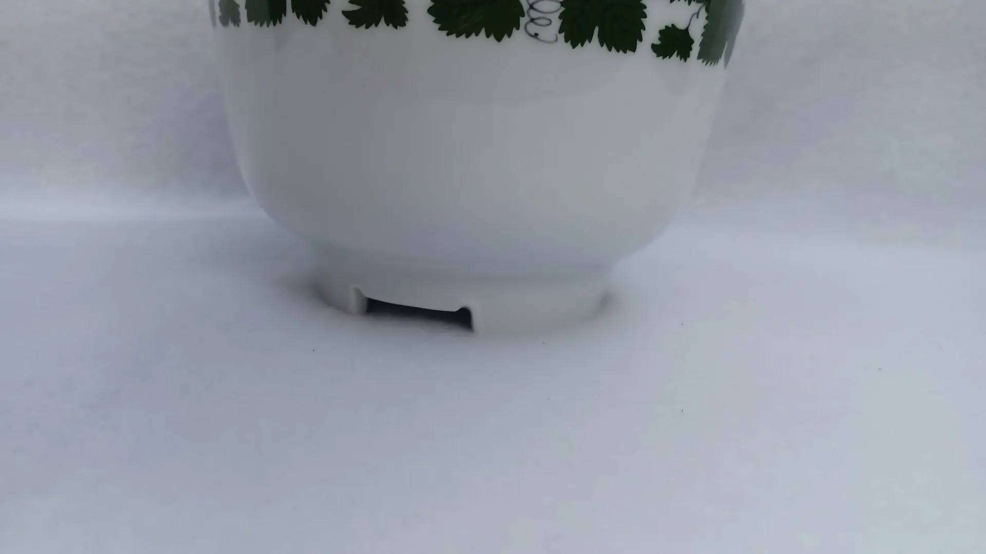 Vintage Meissen porcelain bonbonniere / lidded sugar bowl with vine leaf design, 1930s