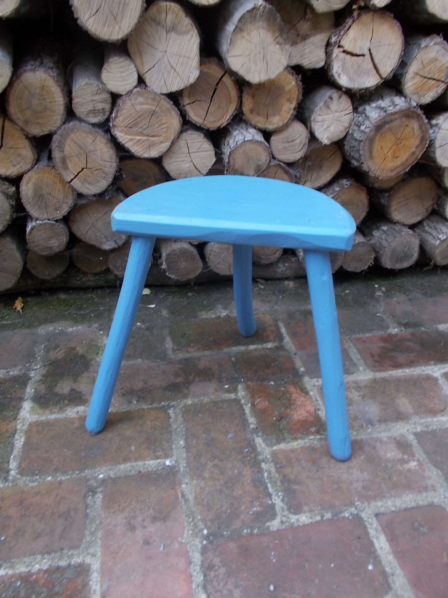 Tabouret tripode bleu