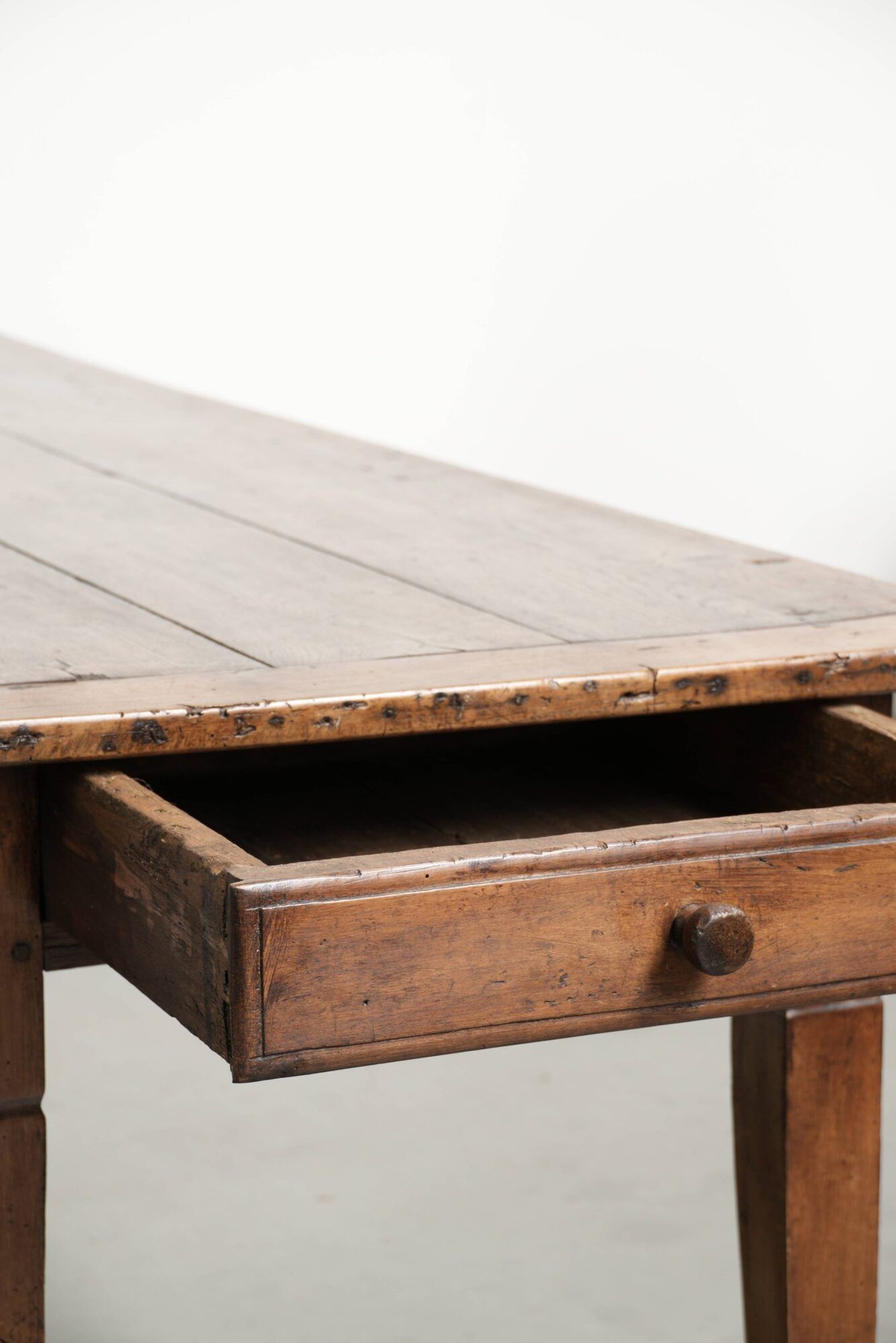 Antique oak table from the 19th century with a walnut top for 6 to 8 people