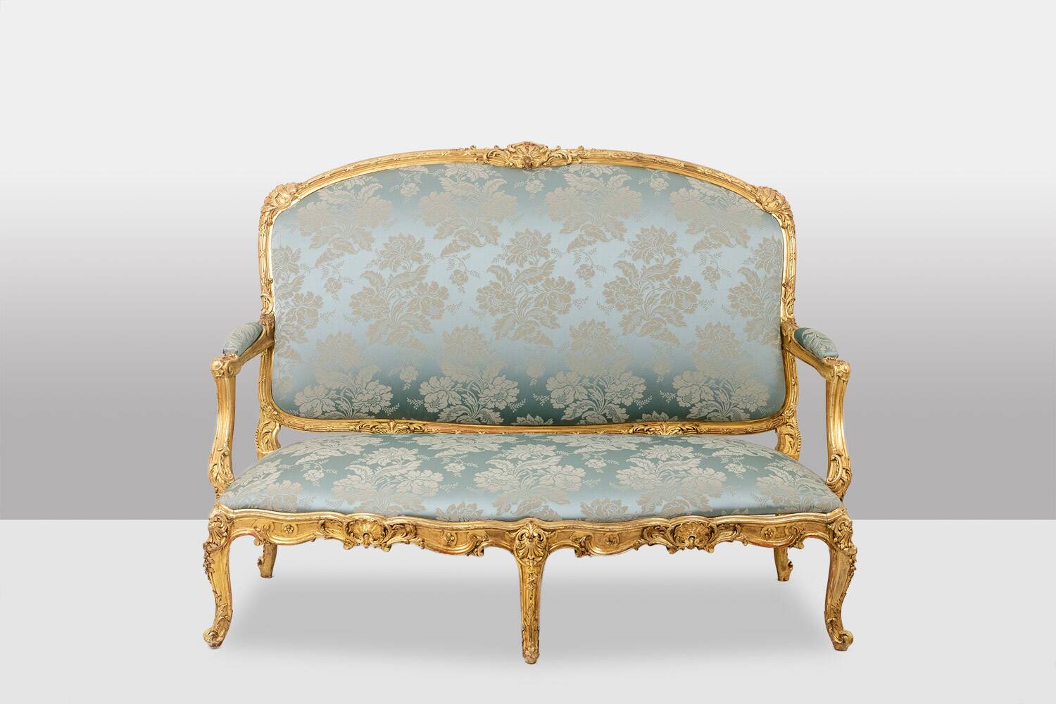 Salon de style Louis XV à chassis en bois doré. Circa 1880.