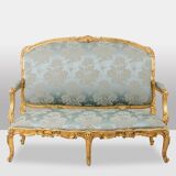 Salon de style Louis XV à chassis en bois doré. Circa 1880.
