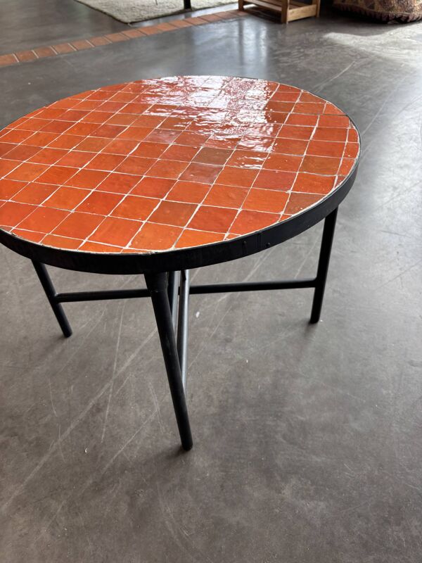 Table basse orange en zellige fait main au Maroc