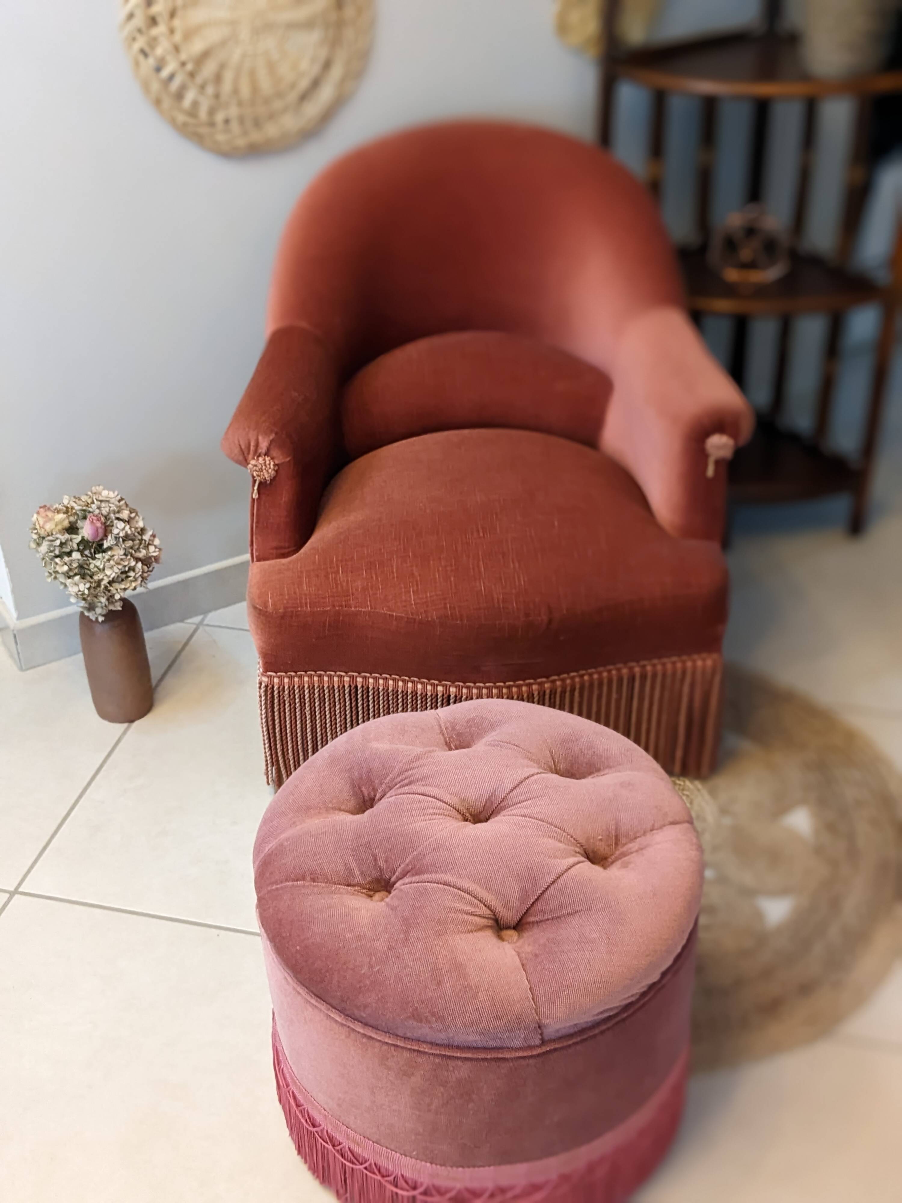 Pouf or footrest in pink velvet with fringes