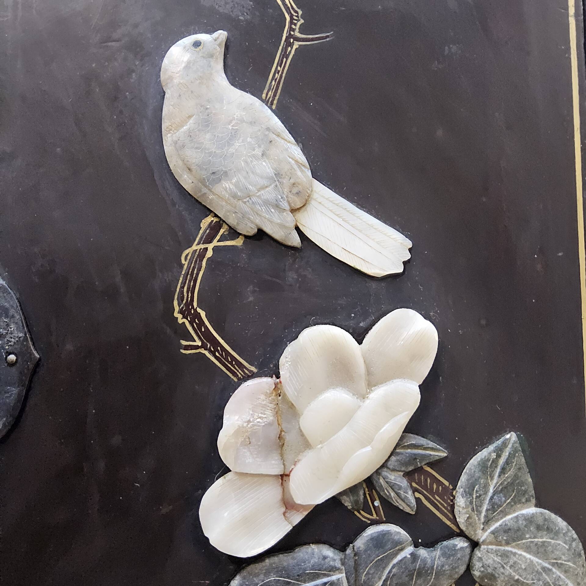 Cabinet laqué chinois vintage en pierre à savon, nacre / oiseaux