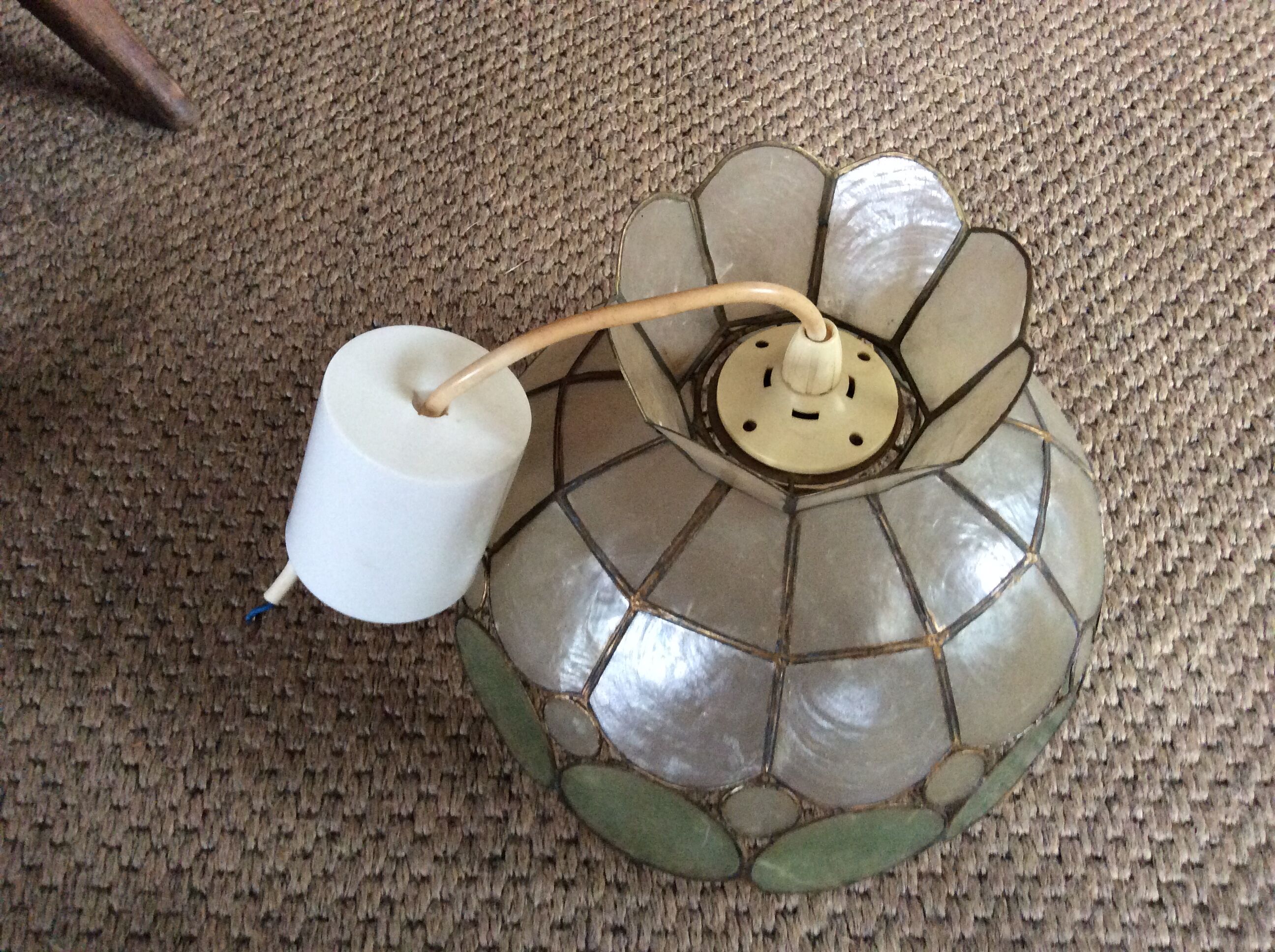 Mother-of-pearl suspension