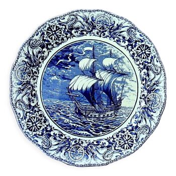 Blue-white earthenware dish centered on a sailboat