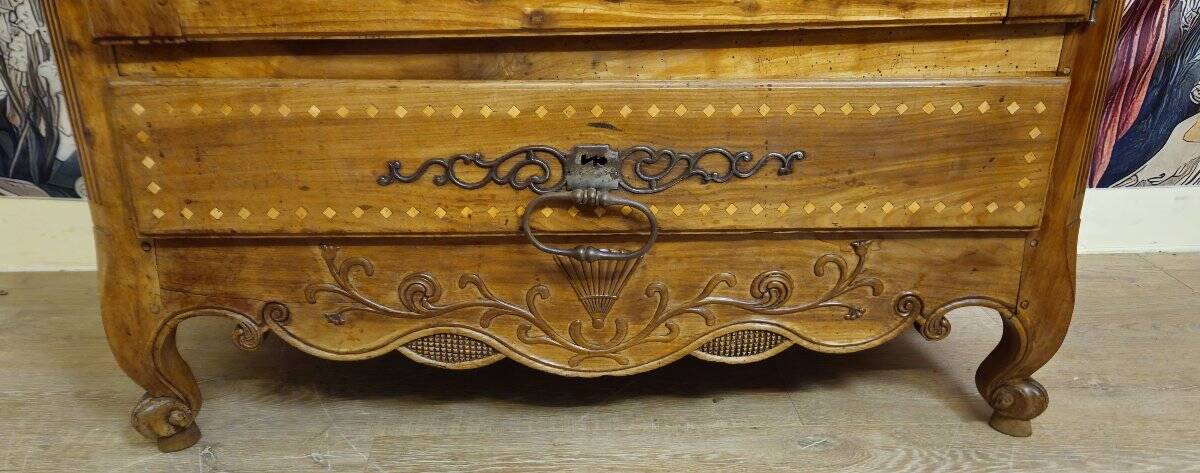 Armoire Bonnetiére régionale en noyer et marquéterie – époque XVIIIe siècle