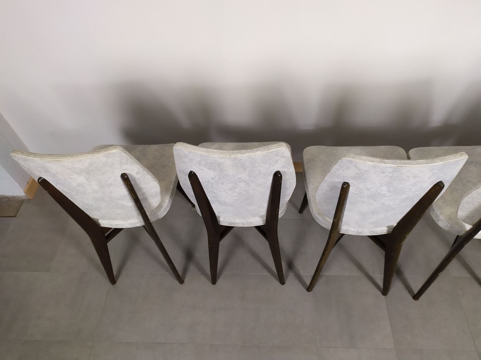 suite of 6 wooden chair and marbled grey white skai