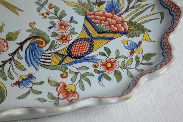 Plat faïence de Desvres décor polychrome corne d'abondance