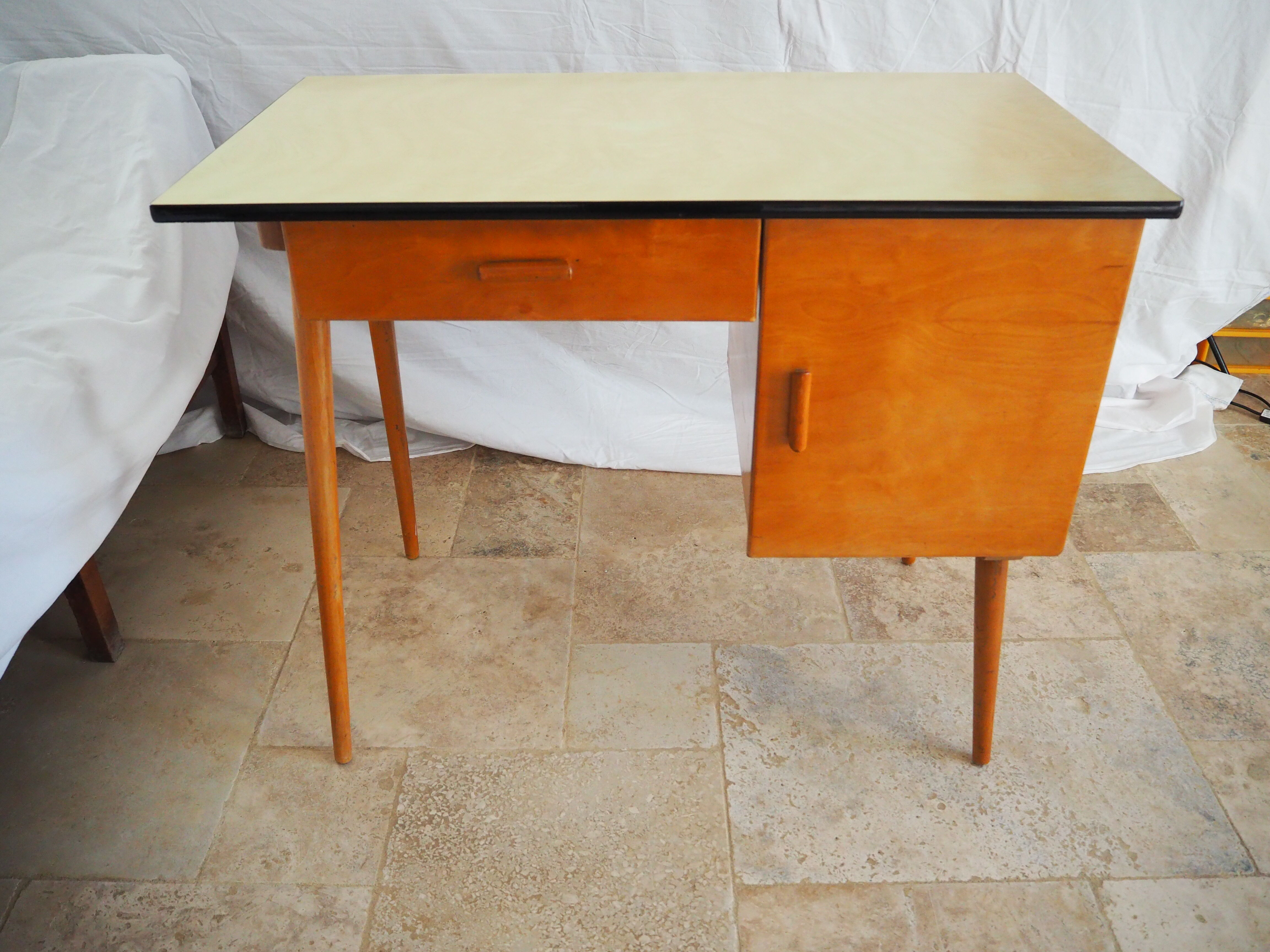 Bureau en bois plateau formica des années 60