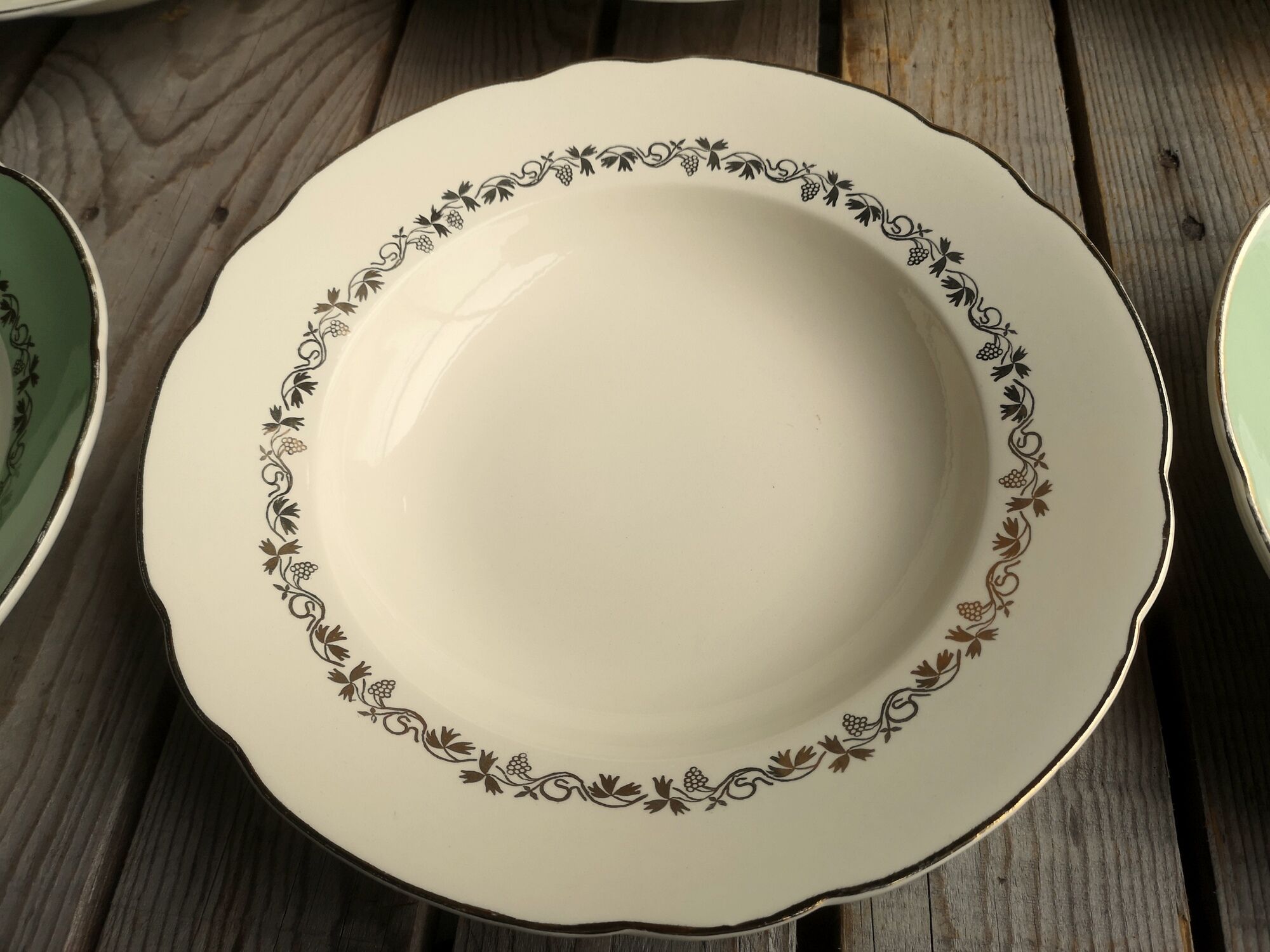 6 Villeroy & Boch deposed hollow plates in ceramics gold decoration