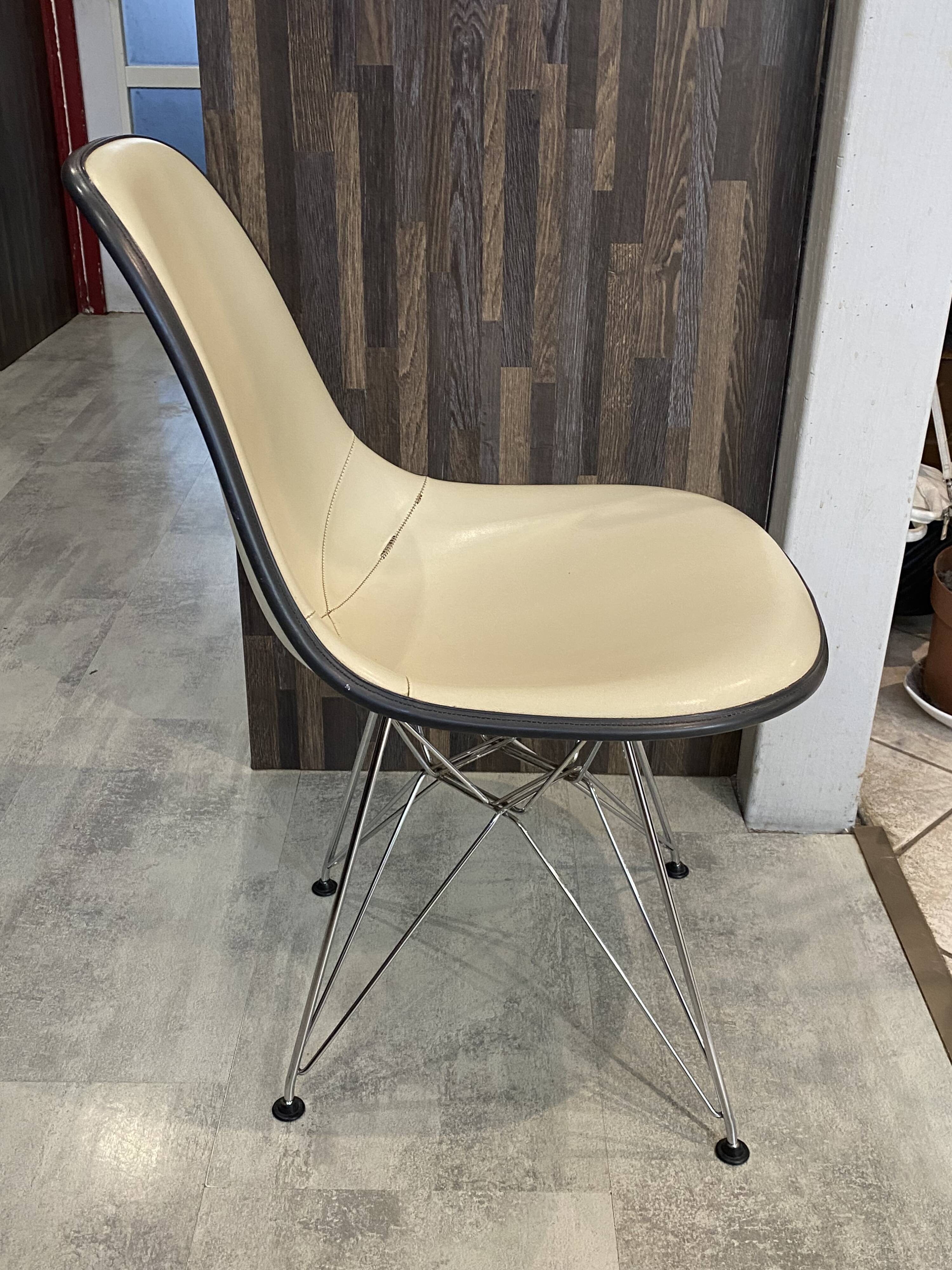 Fibreglass chair with skai vinyl, DSR Eiffel, off-white, Eames, Herman Miller.