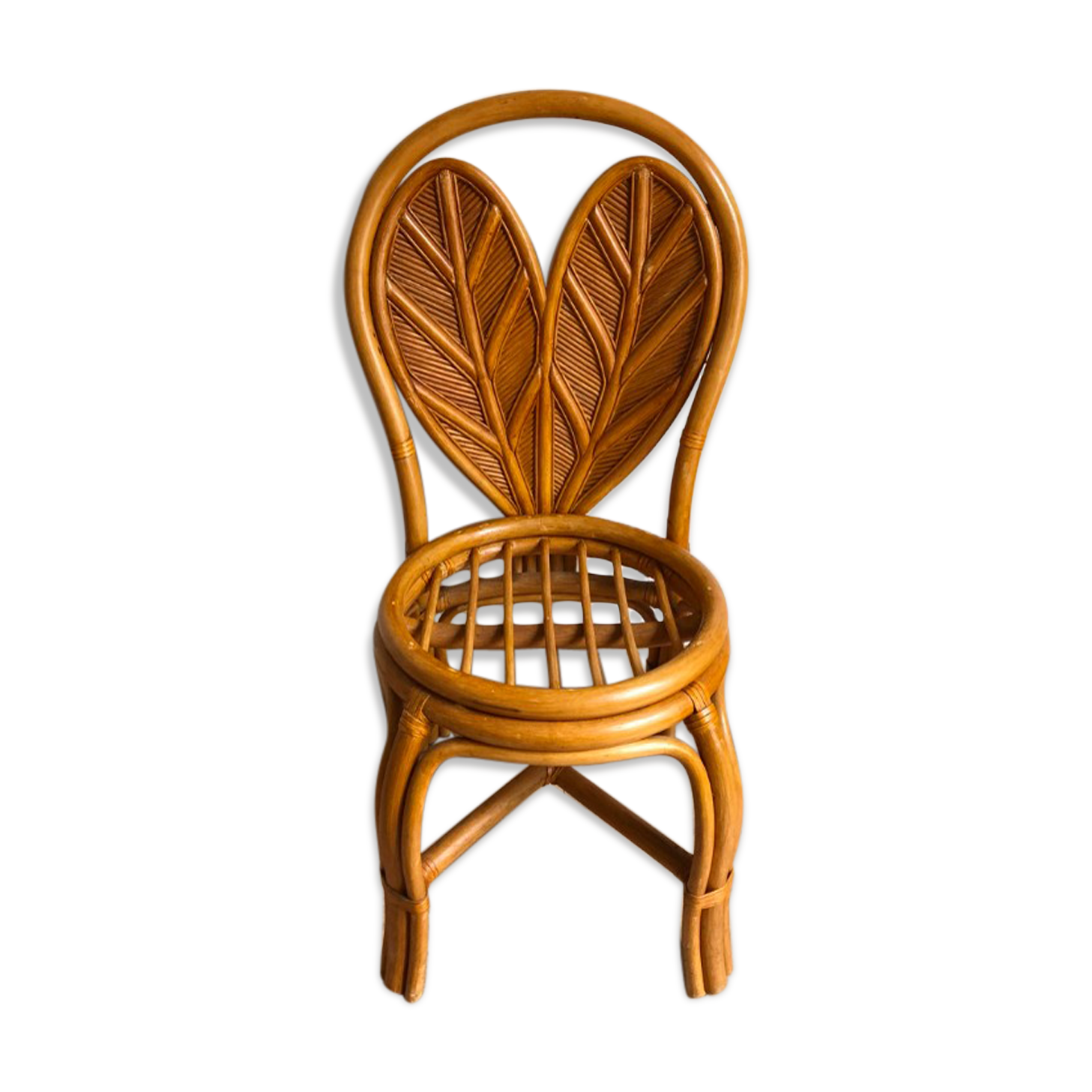 Leaf-shaped rattan chair
